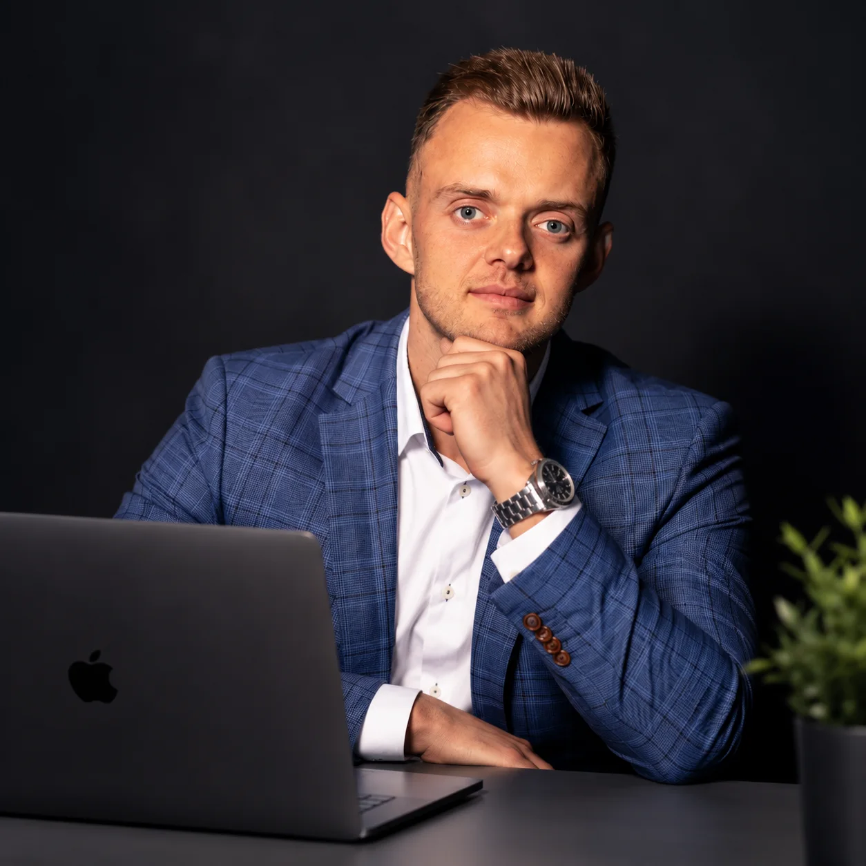 Dawid Machała przy biurku.